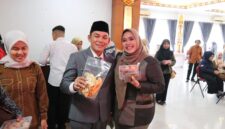 Wakil Ketua I DPRD Mura Dina Maulidah di dampingi Wakil Bupati Mura Rahmanto Muhiddin saat menyambangi stand UMKM di aula gedung B (foto: Maya)