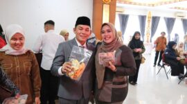 Wakil Ketua I DPRD Mura Dina Maulidah di dampingi Wakil Bupati Mura Rahmanto Muhiddin saat menyambangi stand UMKM di aula gedung B (foto: Maya)