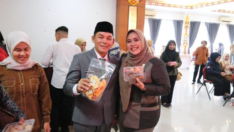 Wakil Ketua I DPRD Mura Dina Maulidah di dampingi Wakil Bupati Mura Rahmanto Muhiddin saat menyambangi stand UMKM di aula gedung B (foto: Maya)