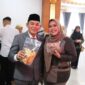 Wakil Ketua I DPRD Mura Dina Maulidah di dampingi Wakil Bupati Mura Rahmanto Muhiddin saat menyambangi stand UMKM di aula gedung B (foto: Maya)