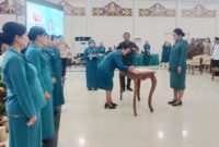 Ketua TP-PKK Mura Warnita Heriyus saat melantik Ketua TP-PKK Kecamatan(foto: Maya)