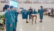 Ketua TP-PKK Mura Warnita Heriyus saat melantik Ketua TP-PKK Kecamatan(foto: Maya)