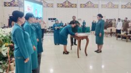 Ketua TP-PKK Mura Warnita Heriyus saat melantik Ketua TP-PKK Kecamatan(foto: Maya)