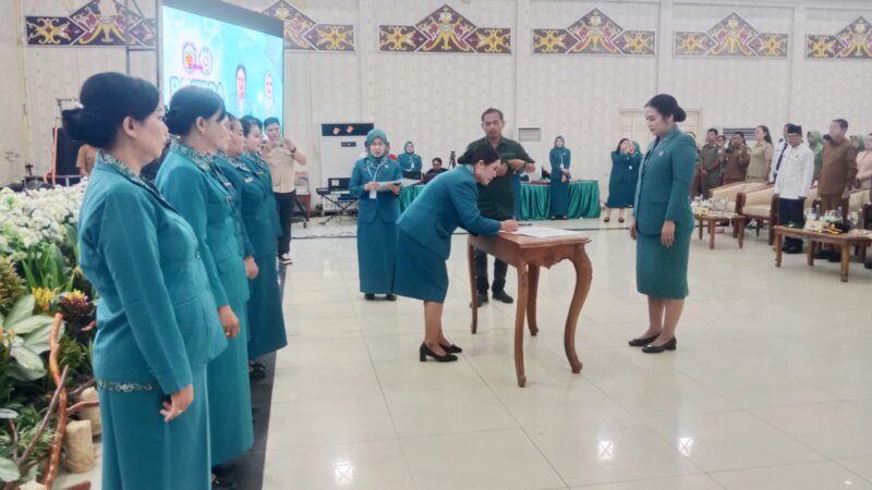 Ketua TP-PKK Mura Warnita Heriyus saat melantik Ketua TP-PKK Kecamatan(foto: Maya)
