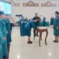 Ketua TP-PKK Mura Warnita Heriyus saat melantik Ketua TP-PKK Kecamatan(foto: Maya)