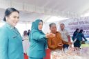 Dina Maulidah(tengah) bersama Ketua TP PKK Murung Raya Warnita Heriyus saat mendampingi Bupati Heriyus meninjau stand pameran Gelari Pelangi pada Rakerda TP PKK Mura (foto: Maya)