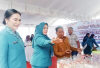 Dina Maulidah(tengah) bersama Ketua TP PKK Murung Raya Warnita Heriyus saat mendampingi Bupati Heriyus meninjau stand pameran Gelari Pelangi pada Rakerda TP PKK Mura (foto: Maya)