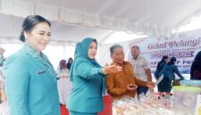 Dina Maulidah(tengah) bersama Ketua TP PKK Murung Raya Warnita Heriyus saat mendampingi Bupati Heriyus meninjau stand pameran Gelari Pelangi pada Rakerda TP PKK Mura (foto: Maya)