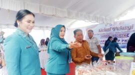 Dina Maulidah(tengah) bersama Ketua TP PKK Murung Raya Warnita Heriyus saat mendampingi Bupati Heriyus meninjau stand pameran Gelari Pelangi pada Rakerda TP PKK Mura (foto: Maya)