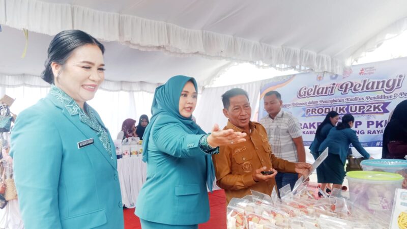 Dina Maulidah(tengah) bersama Ketua TP PKK Murung Raya Warnita Heriyus saat mendampingi Bupati Heriyus meninjau stand pameran Gelari Pelangi pada Rakerda TP PKK Mura (foto: Maya)