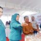 Dina Maulidah(tengah) bersama Ketua TP PKK Murung Raya Warnita Heriyus saat mendampingi Bupati Heriyus meninjau stand pameran Gelari Pelangi pada Rakerda TP PKK Mura (foto: Maya)