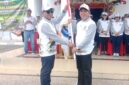 Bupati Murung Raya Heriyus saat menyerahkan bendera kontingen FBIM sebagai simbol dukungan dan kepercayaan kepada peserta (foto: Maya)