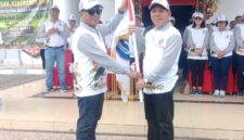 Bupati Murung Raya Heriyus saat menyerahkan bendera kontingen FBIM sebagai simbol dukungan dan kepercayaan kepada peserta (foto: Maya)