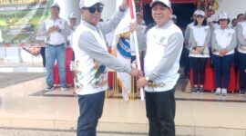 Bupati Murung Raya Heriyus saat menyerahkan bendera kontingen FBIM sebagai simbol dukungan dan kepercayaan kepada peserta (foto: Maya)