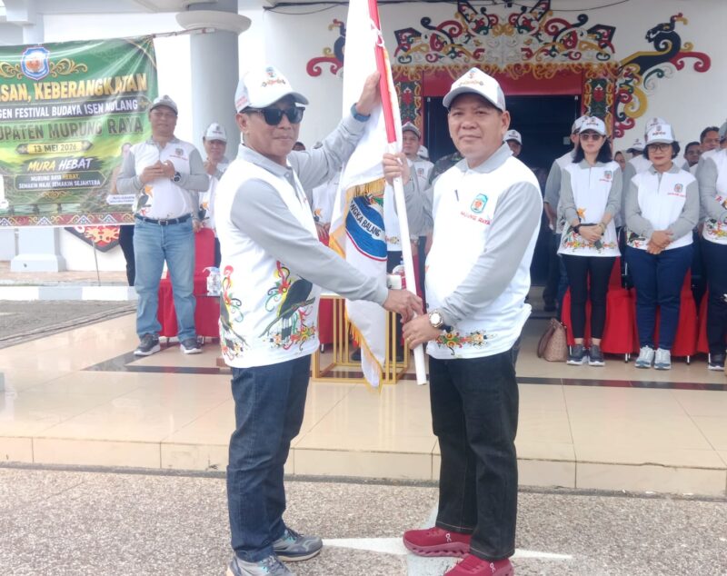 Bupati Murung Raya Heriyus saat menyerahkan bendera kontingen FBIM sebagai simbol dukungan dan kepercayaan kepada peserta (foto: Maya)