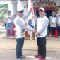 Bupati Murung Raya Heriyus saat menyerahkan bendera kontingen FBIM sebagai simbol dukungan dan kepercayaan kepada peserta (foto: Maya)