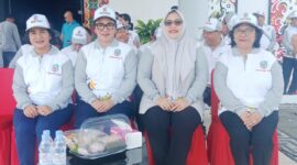 Wakil Ketua I DPRD Murung Raya Dina Maulidah saat menghadiri pelepasan kontingen Festival Budaya Isen Mulang (FBIM) di halaman Kantor Bupati Mura (foto: Maya)