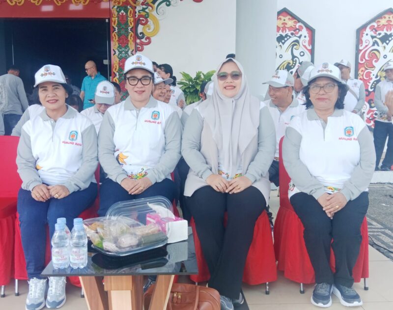 Wakil Ketua I DPRD Murung Raya Dina Maulidah saat menghadiri pelepasan kontingen Festival Budaya Isen Mulang (FBIM) di halaman Kantor Bupati Mura (foto: Maya)