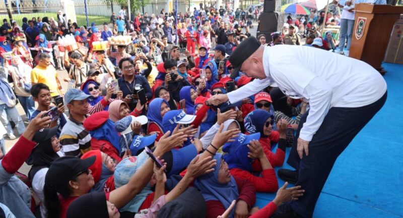 Kebersamaan Gubernur Kalsel Haji Muhidin dengan Para Buruh di Peringatan May Day 2026 di Banjarmasin (foto:adpi)