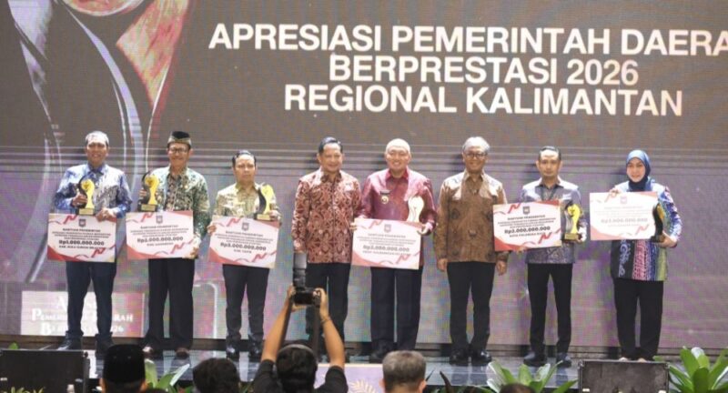 Sukses Penanggulangan Kemiskinan dan Penurunan Stunting, Gubernur Haji Muhidin Terima Penghargaan Apresiasi Pemerintah Daerah Berprestasi 2026 (foto:adpim)