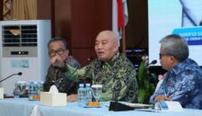 Gubernur Kalsel Haji Muhidin Memberikan Apresiasi bagi SKPD Pemprov Kalsel (foto:adpim)