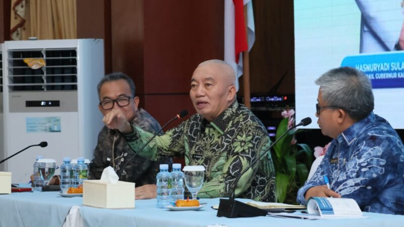 Gubernur Kalsel Haji Muhidin Memberikan Apresiasi bagi SKPD Pemprov Kalsel (foto:adpim)