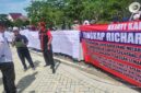 TEKAN PENEGAKAN HUKUM – Massa dari Komite Aksi Keadilan Indonesia (KAKI) Kalimantan Selatan saat menggelar aksi unjuk rasa di depan Pengadilan Negeri Banjarmasin, menuntut aparat penegak hukum segera menangkap dan menetapkan DPO terhadap Richard Arief Muljadi yang melarikan diri saat proses persidangan perkara dugaan penipuan bisnis batu bara beberapa waktu lalu .  (foto: dokumen KAKI Kalsel)