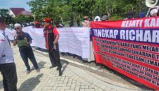 TEKAN PENEGAKAN HUKUM – Massa dari Komite Aksi Keadilan Indonesia (KAKI) Kalimantan Selatan saat menggelar aksi unjuk rasa di depan Pengadilan Negeri Banjarmasin, menuntut aparat penegak hukum segera menangkap dan menetapkan DPO terhadap Richard Arief Muljadi yang melarikan diri saat proses persidangan perkara dugaan penipuan bisnis batu bara beberapa waktu lalu .  (foto: dokumen KAKI Kalsel)