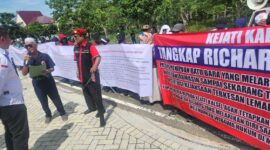 TEKAN PENEGAKAN HUKUM – Massa dari Komite Aksi Keadilan Indonesia (KAKI) Kalimantan Selatan saat menggelar aksi unjuk rasa di depan Pengadilan Negeri Banjarmasin, menuntut aparat penegak hukum segera menangkap dan menetapkan DPO terhadap Richard Arief Muljadi yang melarikan diri saat proses persidangan perkara dugaan penipuan bisnis batu bara beberapa waktu lalu .  (foto: dokumen KAKI Kalsel)
