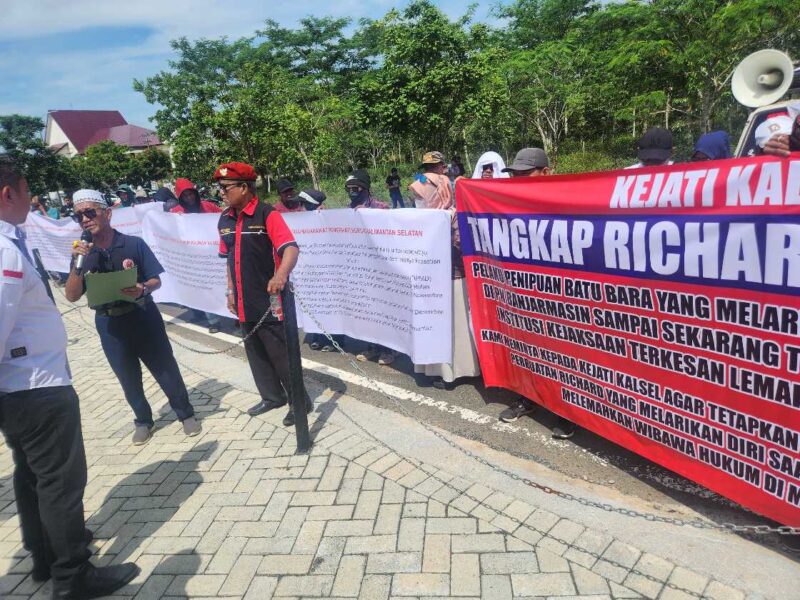 TEKAN PENEGAKAN HUKUM – Massa dari Komite Aksi Keadilan Indonesia (KAKI) Kalimantan Selatan saat menggelar aksi unjuk rasa di depan Pengadilan Negeri Banjarmasin, menuntut aparat penegak hukum segera menangkap dan menetapkan DPO terhadap Richard Arief Muljadi yang melarikan diri saat proses persidangan perkara dugaan penipuan bisnis batu bara beberapa waktu lalu .  (foto: dokumen KAKI Kalsel)