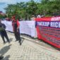 TEKAN PENEGAKAN HUKUM – Massa dari Komite Aksi Keadilan Indonesia (KAKI) Kalimantan Selatan saat menggelar aksi unjuk rasa di depan Pengadilan Negeri Banjarmasin, menuntut aparat penegak hukum segera menangkap dan menetapkan DPO terhadap Richard Arief Muljadi yang melarikan diri saat proses persidangan perkara dugaan penipuan bisnis batu bara beberapa waktu lalu .  (foto: dokumen KAKI Kalsel)