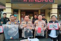 GELAR KASUS - Plh Kapolresta Banjarmasin Kombes Pol Timbul Rein Krisman Siregar didampingi Wakapolresta AKBP Arwin Amrih Wientama dan Kapolsek Banjarmasin Selatan Kompol Christugus Lirens saat memperlihatkan barang bukti kasus pembunuhan di Basirih, Selasa (2/6/2026). (foto: Istimewa)