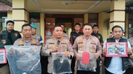 GELAR KASUS - Plh Kapolresta Banjarmasin Kombes Pol Timbul Rein Krisman Siregar didampingi Wakapolresta AKBP Arwin Amrih Wientama dan Kapolsek Banjarmasin Selatan Kompol Christugus Lirens saat memperlihatkan barang bukti kasus pembunuhan di Basirih, Selasa (2/6/2026). (foto: Istimewa)