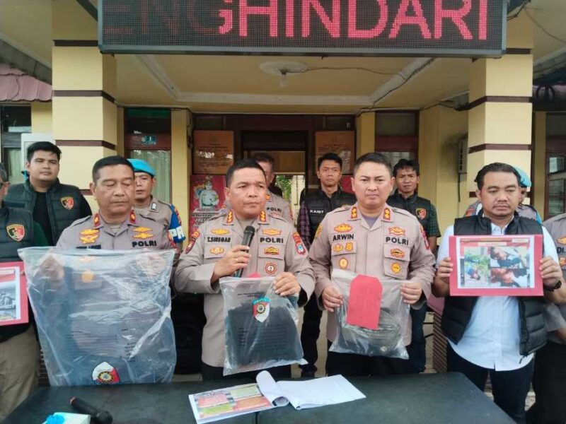 GELAR KASUS - Plh Kapolresta Banjarmasin Kombes Pol Timbul Rein Krisman Siregar didampingi Wakapolresta AKBP Arwin Amrih Wientama dan Kapolsek Banjarmasin Selatan Kompol Christugus Lirens saat memperlihatkan barang bukti kasus pembunuhan di Basirih, Selasa (2/6/2026). (foto: Istimewa)