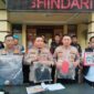 GELAR KASUS - Plh Kapolresta Banjarmasin Kombes Pol Timbul Rein Krisman Siregar didampingi Wakapolresta AKBP Arwin Amrih Wientama dan Kapolsek Banjarmasin Selatan Kompol Christugus Lirens saat memperlihatkan barang bukti kasus pembunuhan di Basirih, Selasa (2/6/2026). (foto: Istimewa)