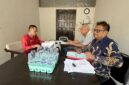 David Pangestu (kanan) didampingi kuasa hukumnya saat menyampaikan dokumen dan perkembangan sengketa lahan Cempaka yang hingga kini belum memperoleh kepastian eksekusi meski telah berkekuatan hukum tetap. (foto:istimewa)