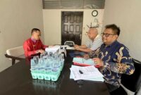 David Pangestu (kanan) didampingi kuasa hukumnya saat menyampaikan dokumen dan perkembangan sengketa lahan Cempaka yang hingga kini belum memperoleh kepastian eksekusi meski telah berkekuatan hukum tetap. (foto:istimewa)