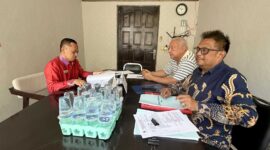David Pangestu (kanan) didampingi kuasa hukumnya saat menyampaikan dokumen dan perkembangan sengketa lahan Cempaka yang hingga kini belum memperoleh kepastian eksekusi meski telah berkekuatan hukum tetap. (foto:istimewa)