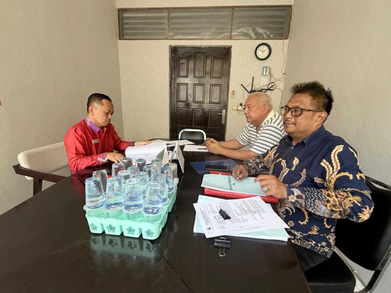 David Pangestu (kanan) didampingi kuasa hukumnya saat menyampaikan dokumen dan perkembangan sengketa lahan Cempaka yang hingga kini belum memperoleh kepastian eksekusi meski telah berkekuatan hukum tetap. (foto:istimewa)