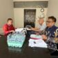 David Pangestu (kanan) didampingi kuasa hukumnya saat menyampaikan dokumen dan perkembangan sengketa lahan Cempaka yang hingga kini belum memperoleh kepastian eksekusi meski telah berkekuatan hukum tetap. (foto:istimewa)