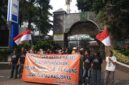 FPK Kalsel saat menggelar aksi unjuk rasa di depan Kejaksaan Agung RI, Jakarta, Jumat (5/6/2026), menyuarakan tuntutan pengawalan sejumlah perkara dugaan korupsi yang tengah ditangani kejaksaan di Kalimantan Selatan. (foto:istimewa)
