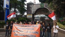 FPK Kalsel saat menggelar aksi unjuk rasa di depan Kejaksaan Agung RI, Jakarta, Jumat (5/6/2026), menyuarakan tuntutan pengawalan sejumlah perkara dugaan korupsi yang tengah ditangani kejaksaan di Kalimantan Selatan. (foto:istimewa)
