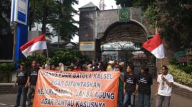 FPK Kalsel saat menggelar aksi unjuk rasa di depan Kejaksaan Agung RI, Jakarta, Jumat (5/6/2026), menyuarakan tuntutan pengawalan sejumlah perkara dugaan korupsi yang tengah ditangani kejaksaan di Kalimantan Selatan. (foto:istimewa)
