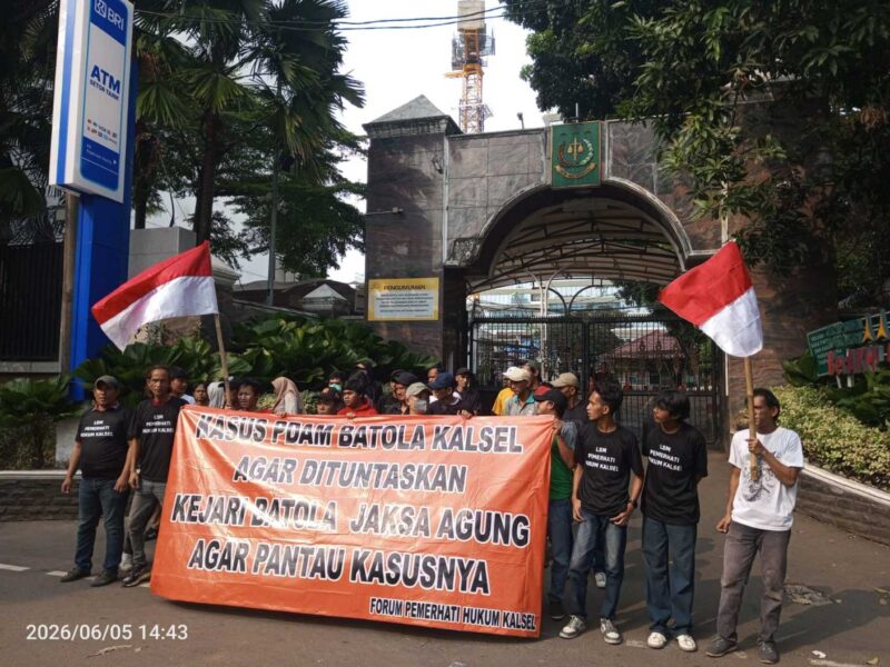 FPK Kalsel saat menggelar aksi unjuk rasa di depan Kejaksaan Agung RI, Jakarta, Jumat (5/6/2026), menyuarakan tuntutan pengawalan sejumlah perkara dugaan korupsi yang tengah ditangani kejaksaan di Kalimantan Selatan. (foto:istimewa)
