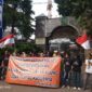 FPK Kalsel saat menggelar aksi unjuk rasa di depan Kejaksaan Agung RI, Jakarta, Jumat (5/6/2026), menyuarakan tuntutan pengawalan sejumlah perkara dugaan korupsi yang tengah ditangani kejaksaan di Kalimantan Selatan. (foto:istimewa)
