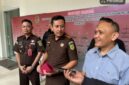 Kajari Tabalong Anggara Suryanagara saat memberikan keterangan terkait penetapan tersangka dugaan korupsi perizinan tambang di Kejati Kalsel. (foto:istimewa)
