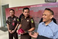 Kajari Tabalong Anggara Suryanagara saat memberikan keterangan terkait penetapan tersangka dugaan korupsi perizinan tambang di Kejati Kalsel. (foto:istimewa)
