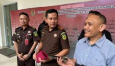 Kajari Tabalong Anggara Suryanagara saat memberikan keterangan terkait penetapan tersangka dugaan korupsi perizinan tambang di Kejati Kalsel. (foto:istimewa)
