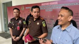Kajari Tabalong Anggara Suryanagara saat memberikan keterangan terkait penetapan tersangka dugaan korupsi perizinan tambang di Kejati Kalsel. (foto:istimewa)
