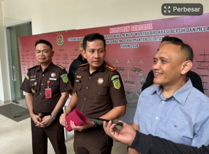 Kajari Tabalong Anggara Suryanagara saat memberikan keterangan terkait penetapan tersangka dugaan korupsi perizinan tambang di Kejati Kalsel. (foto:istimewa)
